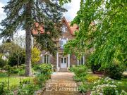 Elégante maison bourgeoise dans son écrin de verdure
