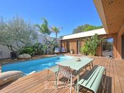 Élégante Maison de Plain Pied en Bois avec Piscine et...