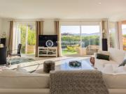 Élégante maison de plain pied vue collines