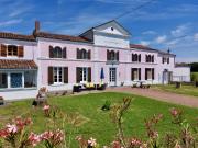 Elegante maison, non mitoyenne avec gîte