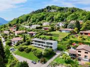 Elegante moderne Villa im Grünen mit Panoramablick auf...