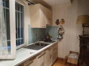 Elegante monolocale con travi a vista