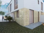 Elegante moradia contemporânea em início de construção,...