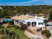 Elegante Moradia de 4 Quartos com Jardim Encantador e...