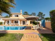 Elegante moradia de quatro quartos com piscina privada...