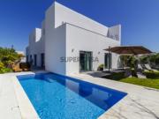 Elegante Moradia T4 com Piscina, Jardim e Detalhes de...