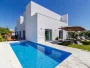 Elegante Moradia T4 com Piscina, Jardim e Detalhes de...