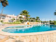 ELEGANTE MORADIA TÉRREA COM ESPETACULAR VISTA MAR