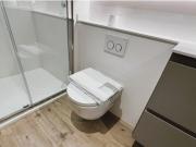 Elegante piso reformado de tres habitaciones con vistas...