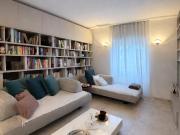 Elegante porzione di villa bifamiliare con dependance e...