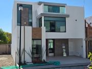 Elegante Residencia con Acabados Premium y Roof Garden...