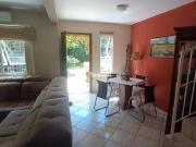 Elegante Residência Integrada à Natureza em Local...