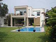 Elegante Residencia Moderna con Piscina y Jardín, a...