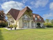 Élégante villa avec piscine intérieure à deux pas du...