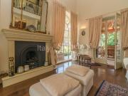 Elegante villa con piscina sulla sponda lombarda del...