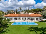 Elegante villa de 4 dormitorios con vistas al mar y a la...