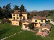 Elegante villa in stile toscano immersa nel verde, a...