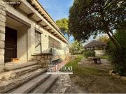 ELEGANTE VILLA INDEPENDIENTE CON AMPLIO JARDÍN Y PISCINA...