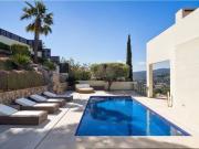 Elegante villa moderna con vista al mar