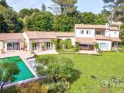 Elégante villa, nichée au cœur d'un paysage verdoyant