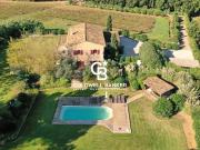 Élégante Villa Provençale avec Piscine au Cœur des Vignes