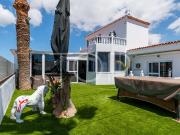 Elegante villa reformada de tres dormitorios con piscina...