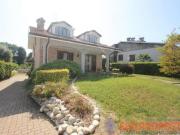 Elegante Villa Singola con Ampio Giardino Privato a Misinto