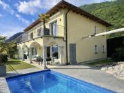 Elegante Villenhälfte mit 180° Seesicht, eigenem Pool...