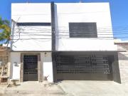 ELEGANTE Y EXTENSA CASA A SOLO DOS CALLES DEL AEROPUERTO...