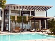 Elegante y moderna casa con piscina y vista al mar