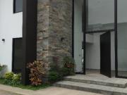 Elegante y moderna casa en condominio de 4 casas en...