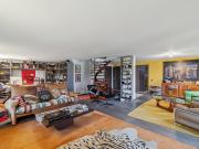 Elegantes Duplex mit großzügigen Volumen, umgeben von Natur