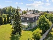 Elegantes Landhaus mit prachtvollem Garten und Teich im...