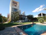 Elegantes villas independientes con piscina privada en...