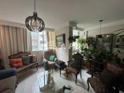 Em copacabana, um lindo apartamento de frente se revela...