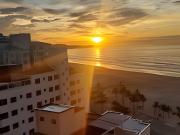 Em frente ao quiosque Ocian na praia, pé na areia