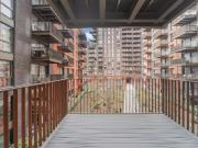 Embassy Gardens, London SW11, 1 bed flat to rent, £3,250...