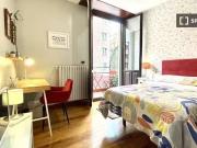 ¡Oferta! Amplia habitación en un apartamento de 5...