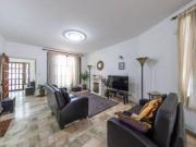 EN ALQUILER CASA DE 3 DORMITORIOS CON COCHERA, PATIO Y...