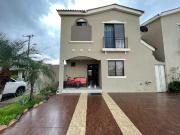 En alquiler casa de 4 dormitorios en Urb. La Romareda