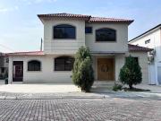 En Alquiler Casa esquinera de 5 habitaciones en Portal...