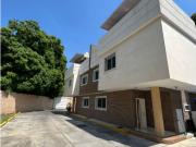 En Alquiler Exclusivo Townhouse Ubicado en Urb. La...