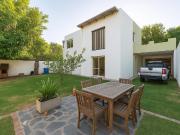 EN ALQUILER HERMOSA CASA DE DOS PISOS CON JARDINES EN...