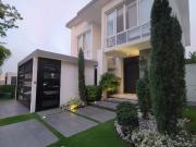 En alquiler lujosa y moderna casa amoblada vista al lago...