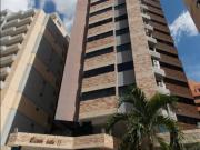 EN ALQUILER PENTHOUSE RESD. LÚXOR SUITES URB. LA...