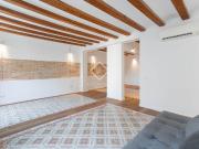 En alquiler piso renovado con terraza en el Raval