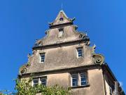 En Alsace, dans un bourg avec commerces et services, un...