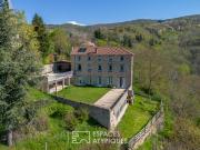En Ardèche, école réhabilitée en maison de famille avec...