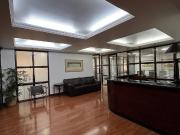 EN ARRIENDO OFICINA AMOBLADA Y EQUIPADA