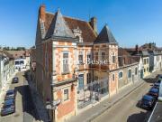 En Bourgogne, au coeur du centre historique d'une...